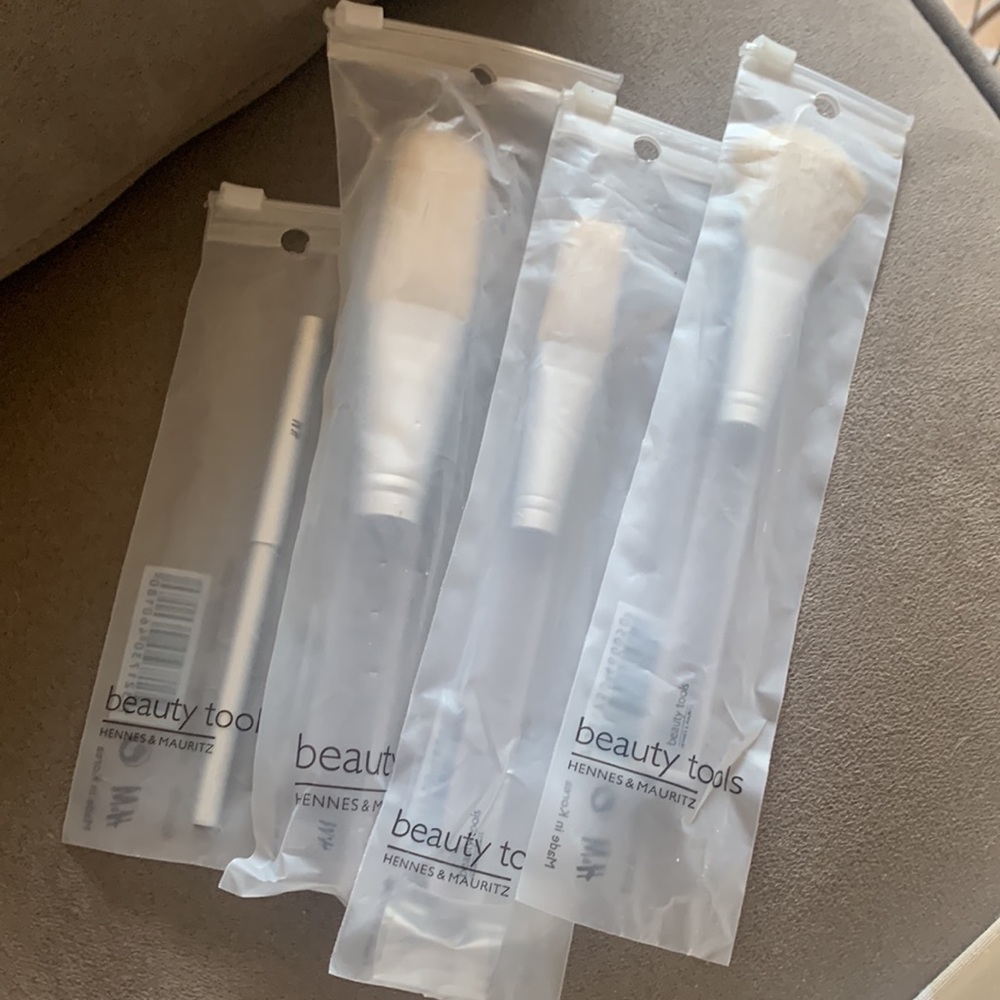 H&M makeup brushes ๐๐๐ - Picture 2 of 2
